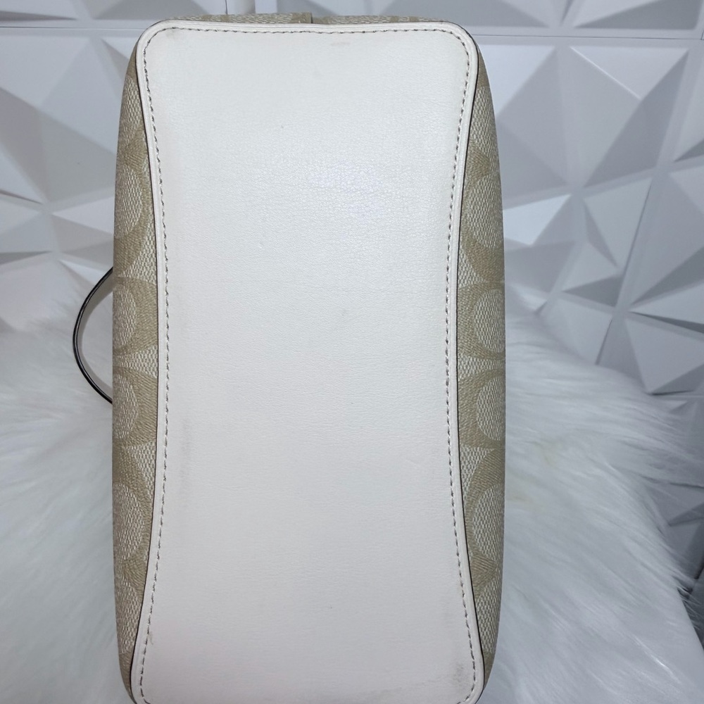 💲Coach Beige and Cream Signature Shoulder Bag - Picture 9 of 10